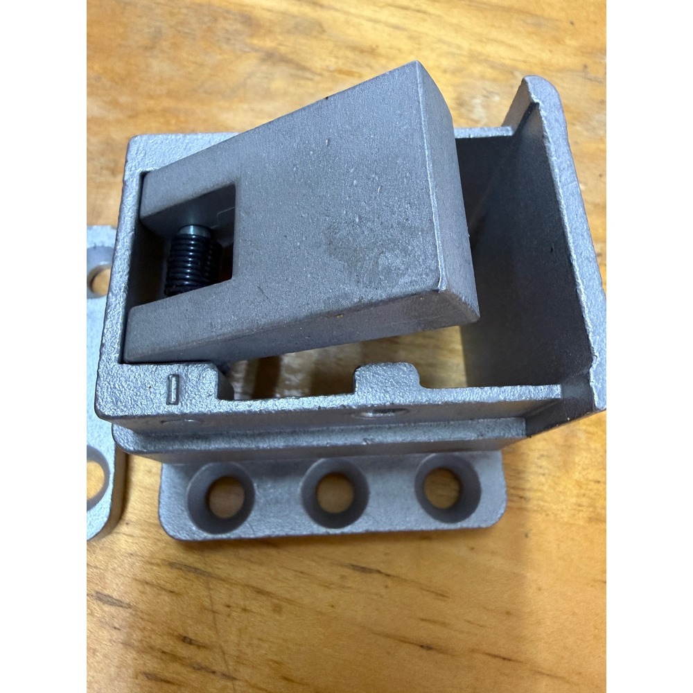 Cal-Royal UL424 Brackets for Top Bottom Mullions LCKUL424 Door Hardware Set - Picture 5 of 7